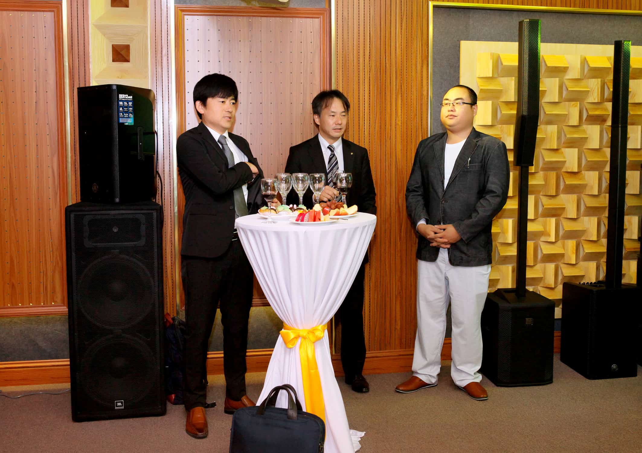Ông Toru Sakaguchi - đại diện của hãng âm thanh TOA và ông Sakura - đại diện của Yamaha phát biểu, gửi lời chúc mừng tới Trung Chính Audio trong tiệc khai trương
